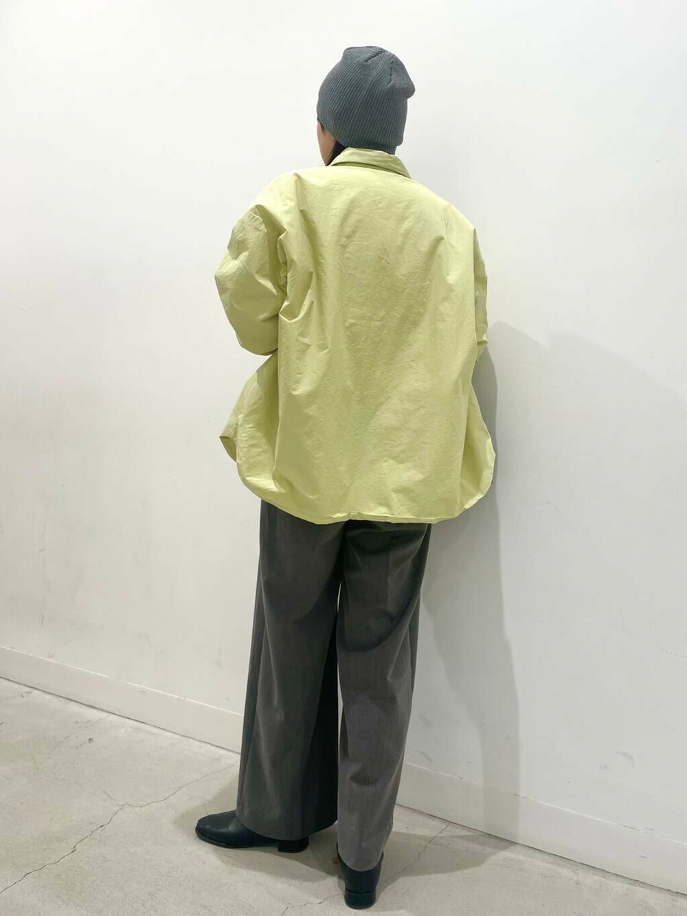 グレー系のその他パンツ、ブラック系のハンドバッグ、ブラック系のブーツを着用したレディースの冬コーディネートの3枚目の写真