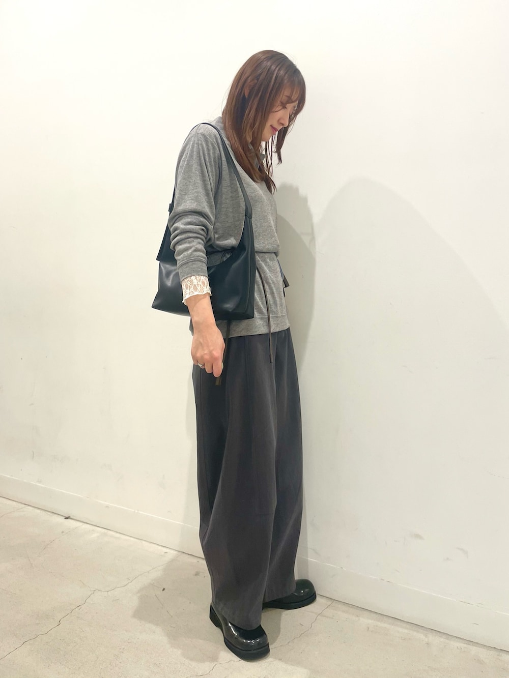 ブラック系のサンダル、ブラック系のハンドバッグ、グレー系のその他パンツを着用したレディースの春コーディネートの2枚目の写真