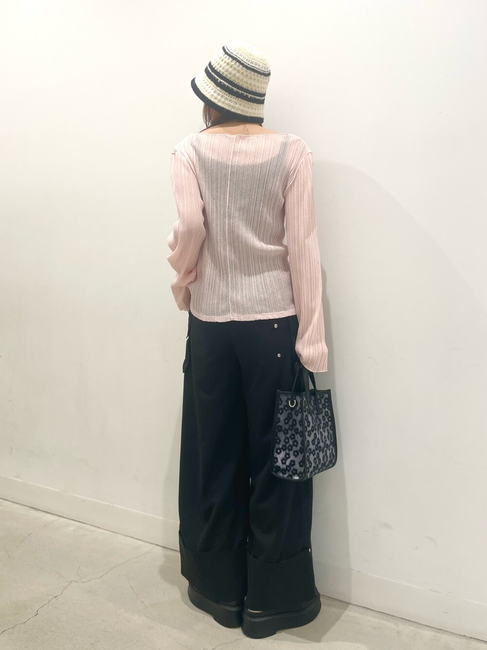 ブラック系のその他シューズ、ブラック系のハンドバッグ、ブラック系のその他パンツを着用したレディースの冬コーディネートの3枚目の写真