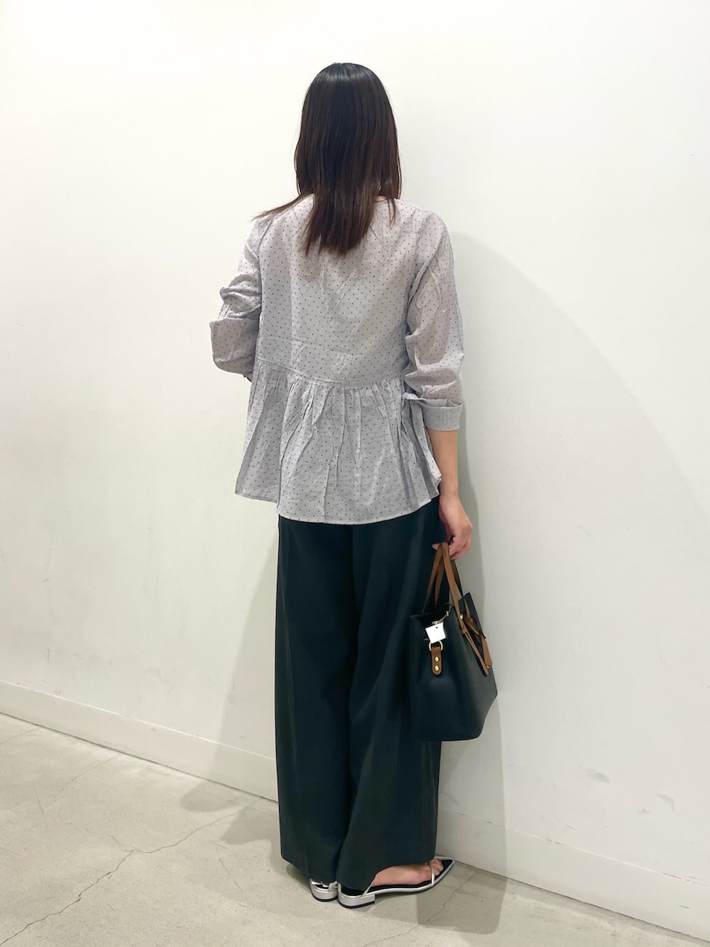 ブルー系のシャツ/ブラウス、シルバー系のサンダル、グレー系のその他パンツを着用したレディースの秋コーディネートの3枚目の写真