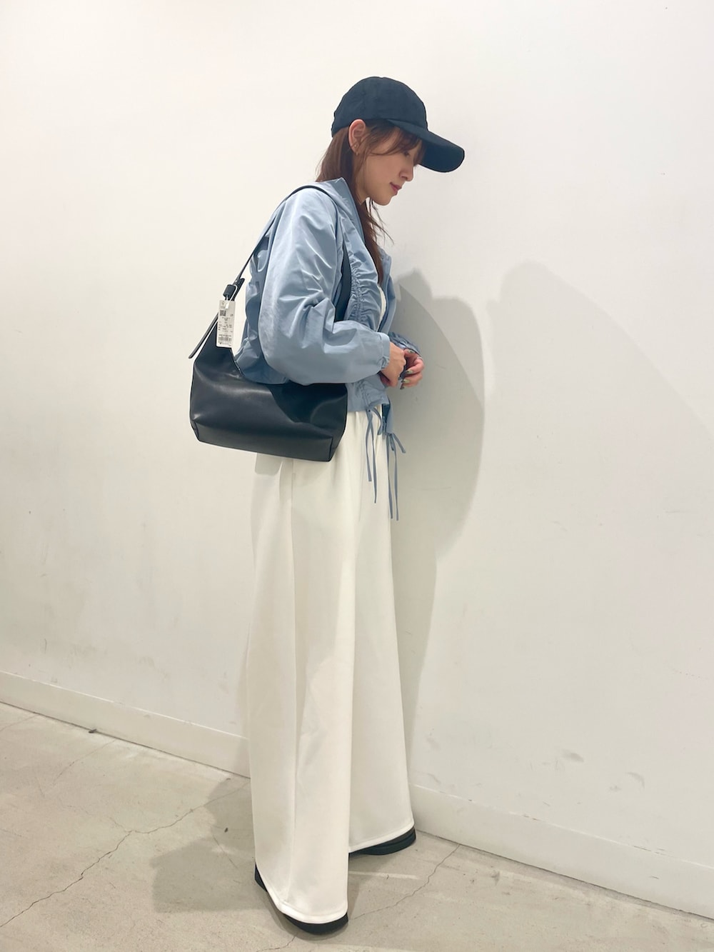 ブラック系のサンダル、ブラック系のハンドバッグ、ホワイト系のその他パンツを着用したレディースの春コーディネートの2枚目の写真