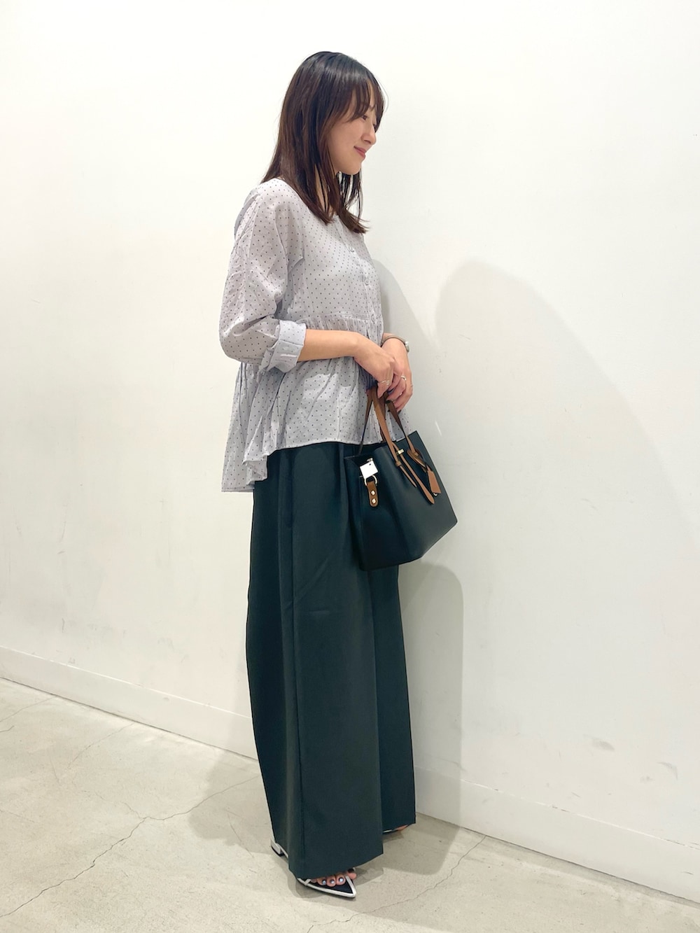 ブルー系のシャツ/ブラウス、シルバー系のサンダル、グレー系のその他パンツを着用したレディースの秋コーディネートの2枚目の写真