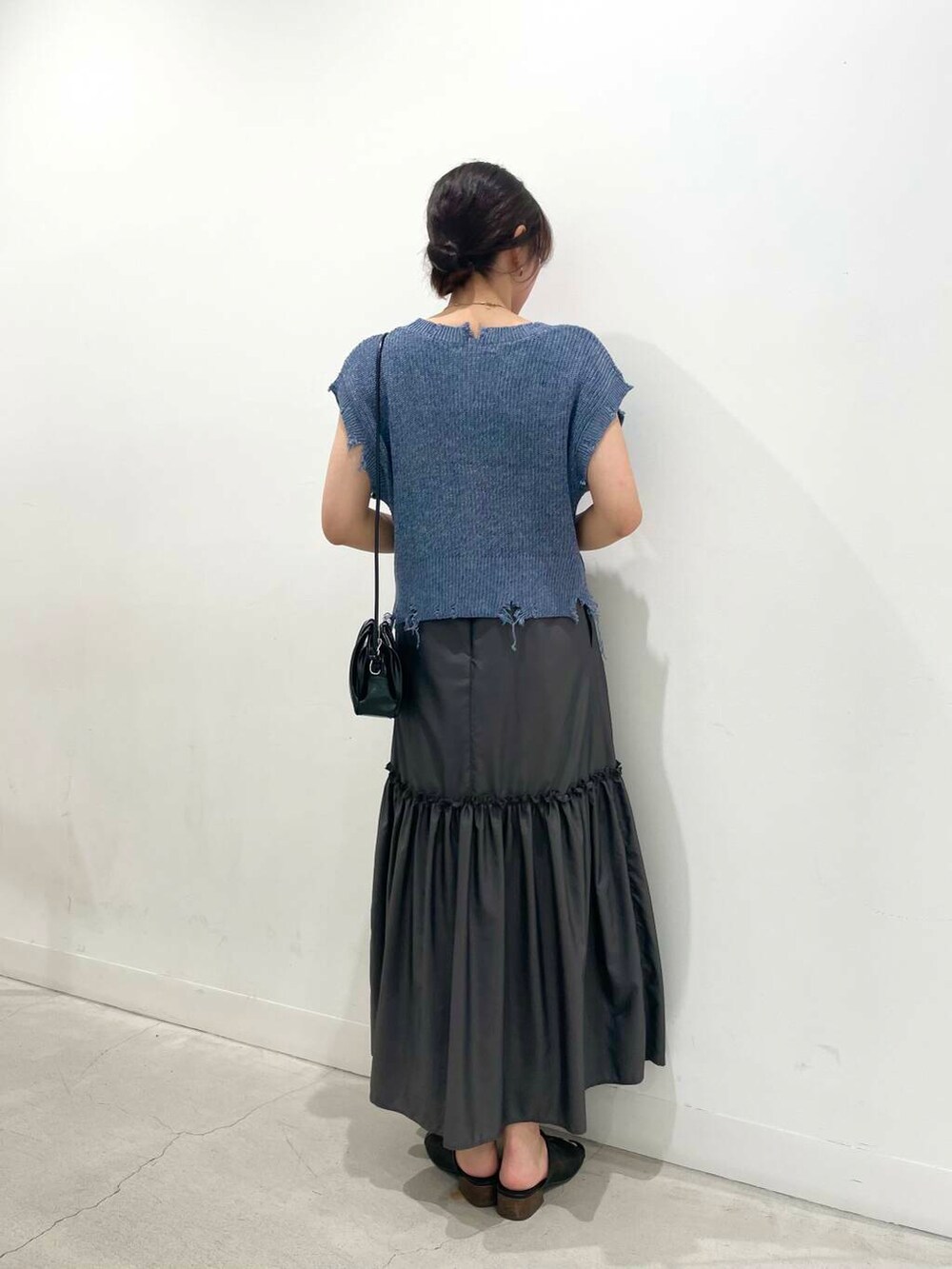 ブラック系のショルダーバッグ、ベージュ系のキャミソール、グレー系のワンピースを着用したレディースの夏コーディネートの3枚目の写真