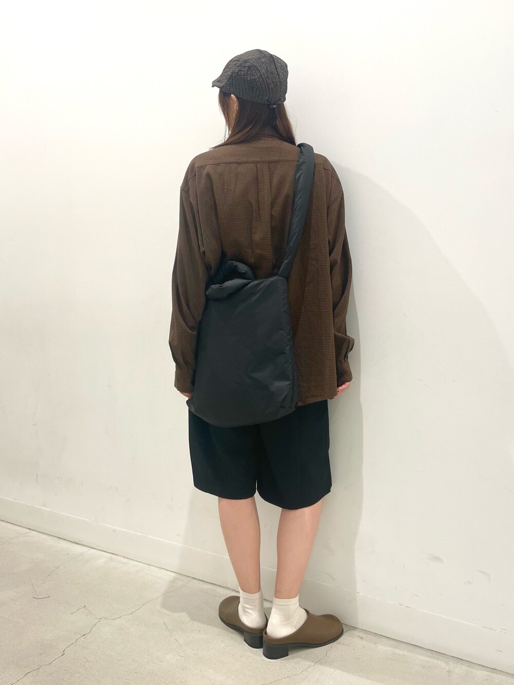 ブラウン系のシャツ/ブラウス、ブラック系のその他パンツ、ブラック系のショルダーバッグを着用したレディースの秋コーディネートの4枚目の写真