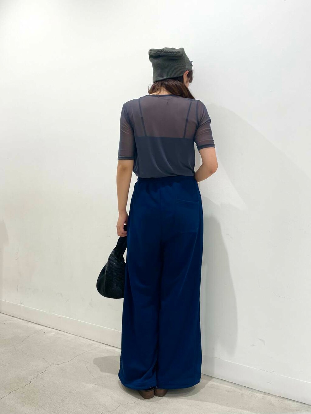 ブラック系のハンドバッグ、グレー系のTシャツ/カットソー、ブルー系のスウェットパンツを着用したレディースの夏コーディネートの3枚目の写真