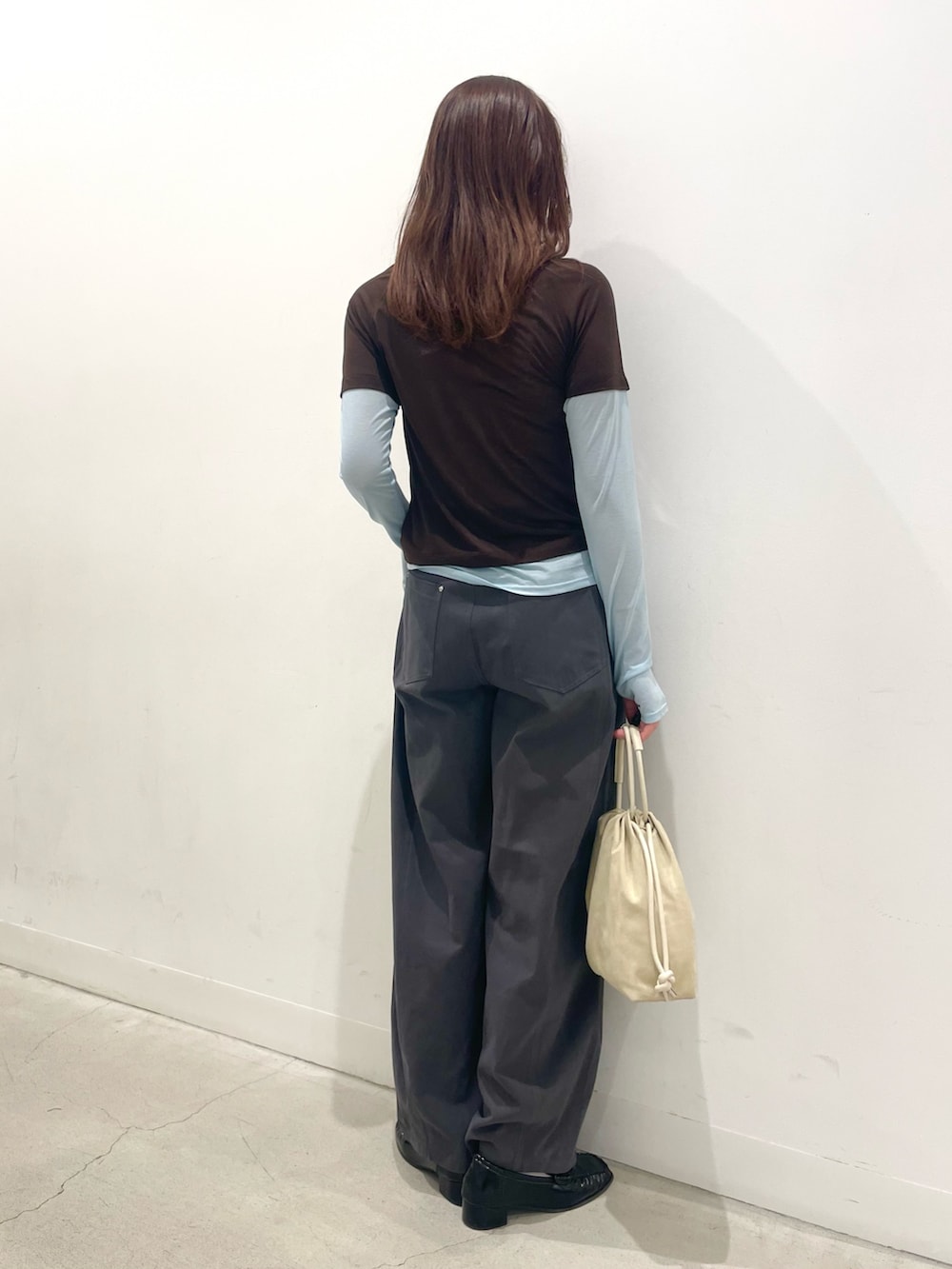 ブラック系のローファー、ベージュ系のハンドバッグ、グレー系のその他パンツを着用したレディースの冬コーディネートの3枚目の写真
