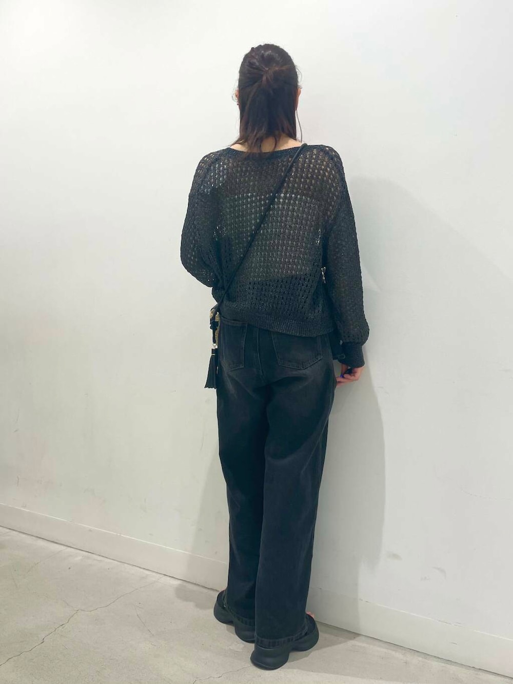 ベージュ系のショルダーバッグ、ホワイト系のキャミソール、ブラック系のサンダルを着用したレディースの夏コーディネートの3枚目の写真