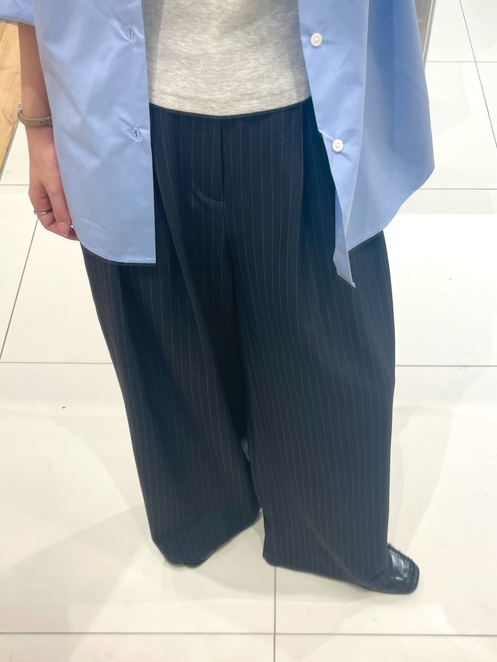 グレー系のその他パンツ、グレー系のタンクトップ、ブルー系のシャツ/ブラウスを着用したレディースの秋コーディネートの3枚目の写真