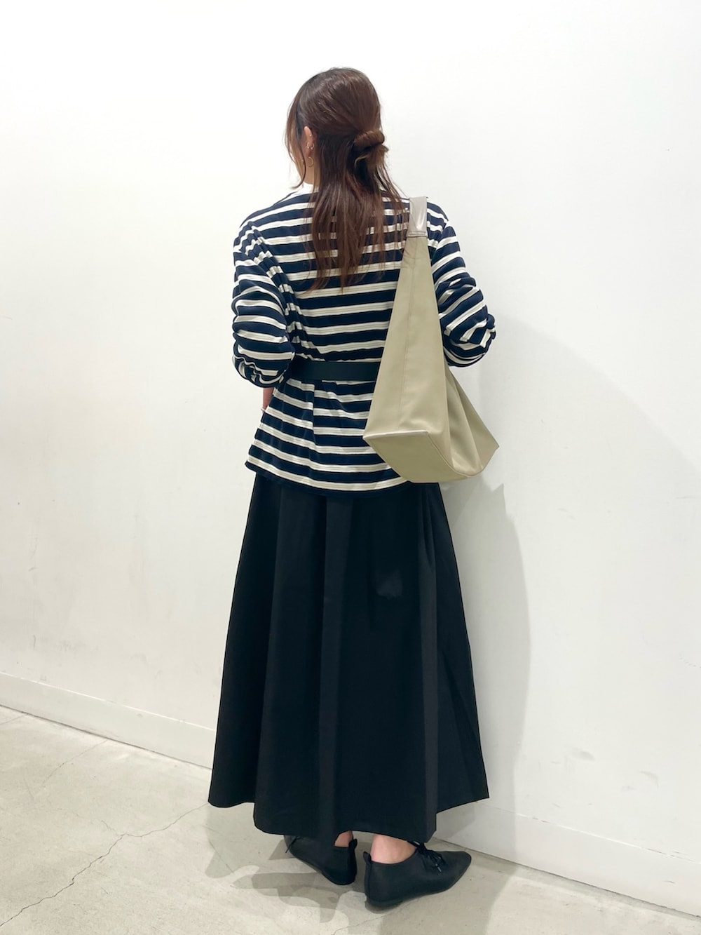 ブラック系のその他シューズ、グレー系のトートバッグ、ブラック系のスカートを着用したレディースの春コーディネートの3枚目の写真