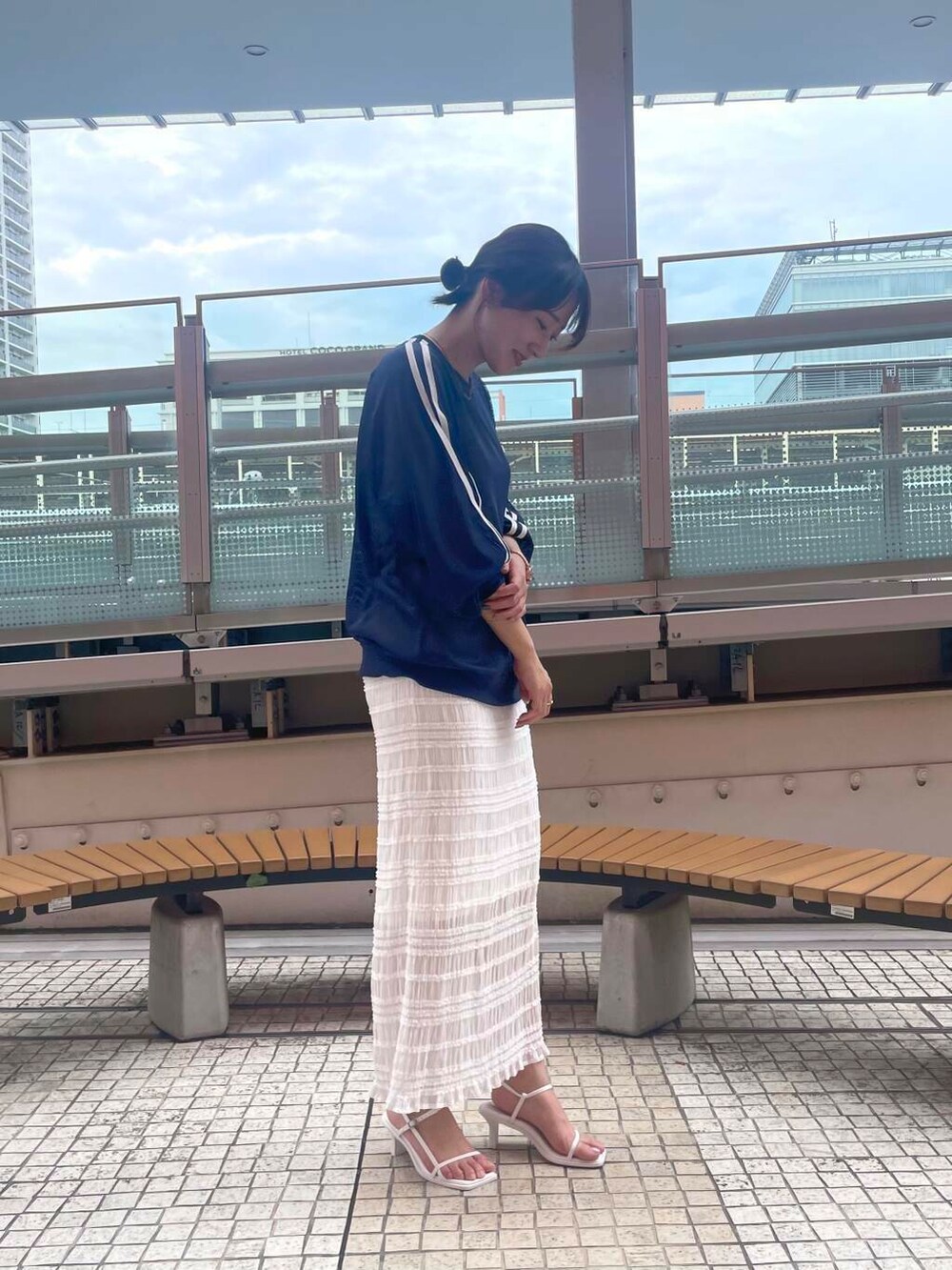 ホワイト系のサンダル、ホワイト系のスカート、ブルー系のTシャツ/カットソーを着用したレディースの夏コーディネートの2枚目の写真