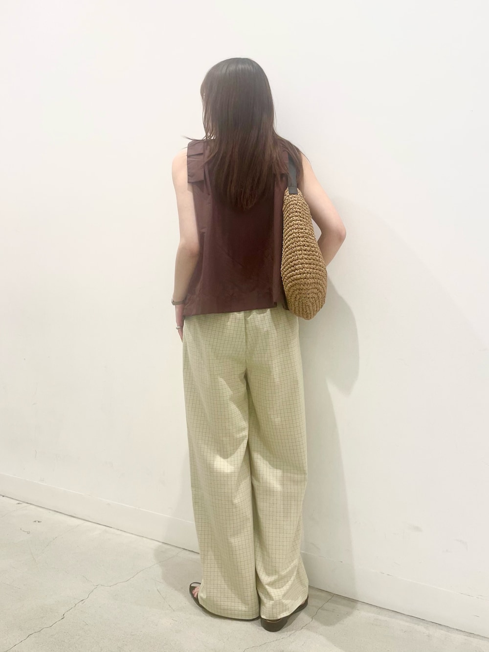 ブラウン系のサンダル、イエロー系のトートバッグ、ベージュ系のその他パンツを着用したレディースの夏コーディネートの3枚目の写真