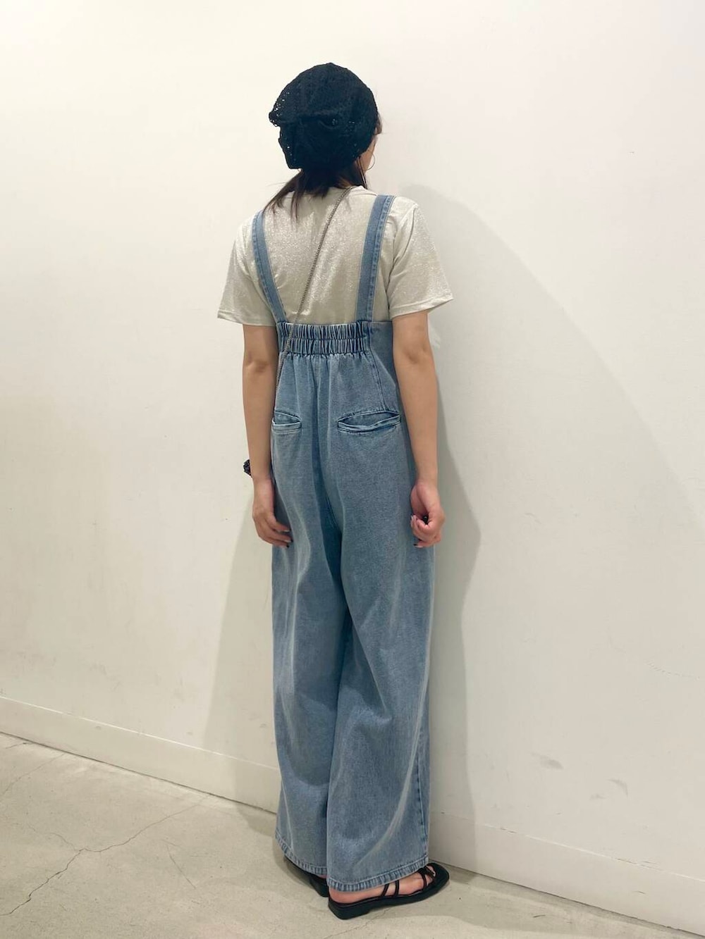 ブラック系のショルダーバッグ、シルバー系のTシャツ/カットソー、ブルー系のサロペット/オーバーオールを着用したレディースの夏コーディネートの3枚目の写真