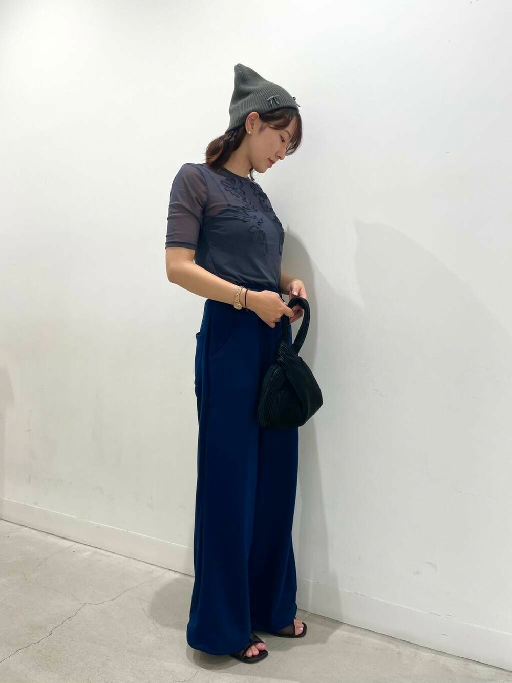 ブラック系のハンドバッグ、グレー系のTシャツ/カットソー、ブルー系のスウェットパンツを着用したレディースの夏コーディネートの2枚目の写真