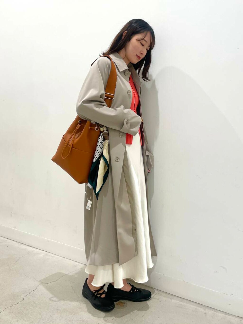 「カーディガン、大人カジュアル、スニーカー、スカート、きれいめカジュアル、スカーフ、春コーデ、senseofplace、春、春服、春アウター、春カラー、休日スタイル、20代、大人コーデ」|「SENSE OF PLACE by URBAN RESEARCHのアウトポケットバケットバッグ(ショルダーバッグ、ブラウン系)」を使った、ひなさん(レディース・164cm)の春コーディネートの3枚目の写真