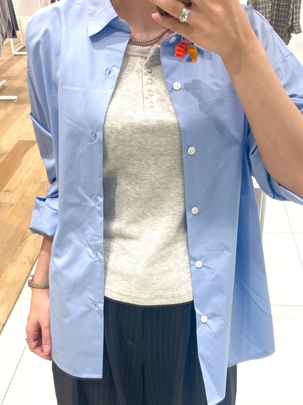 グレー系のその他パンツ、グレー系のタンクトップ、ブルー系のシャツ/ブラウスを着用したレディースの秋コーディネートの2枚目の写真
