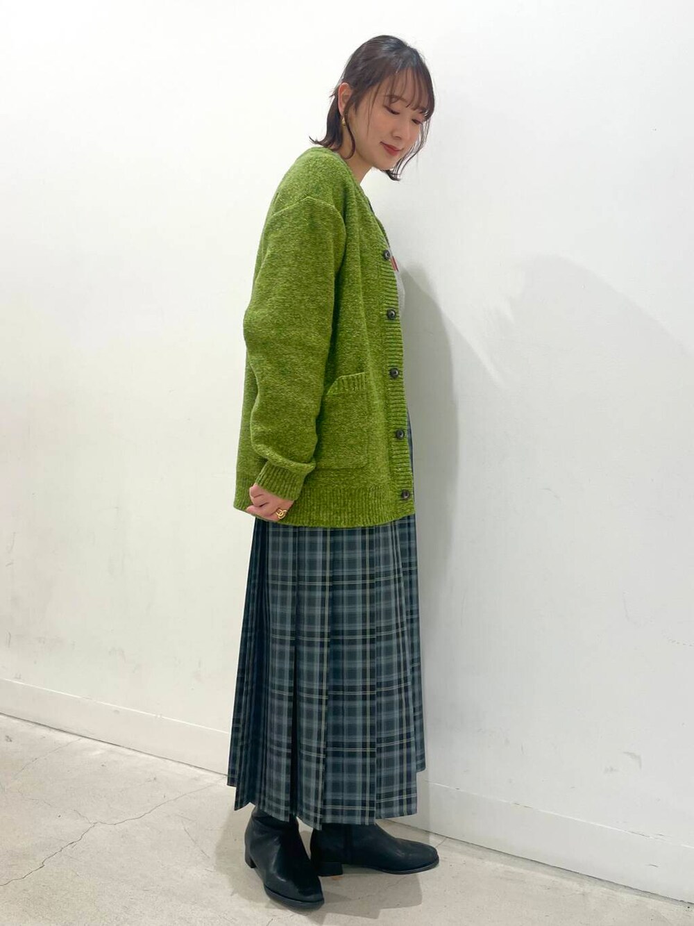 ブラック系のブーツ、グレー系のTシャツ/カットソー、ホワイト系のショルダーバッグを着用したレディースの秋コーディネートの2枚目の写真