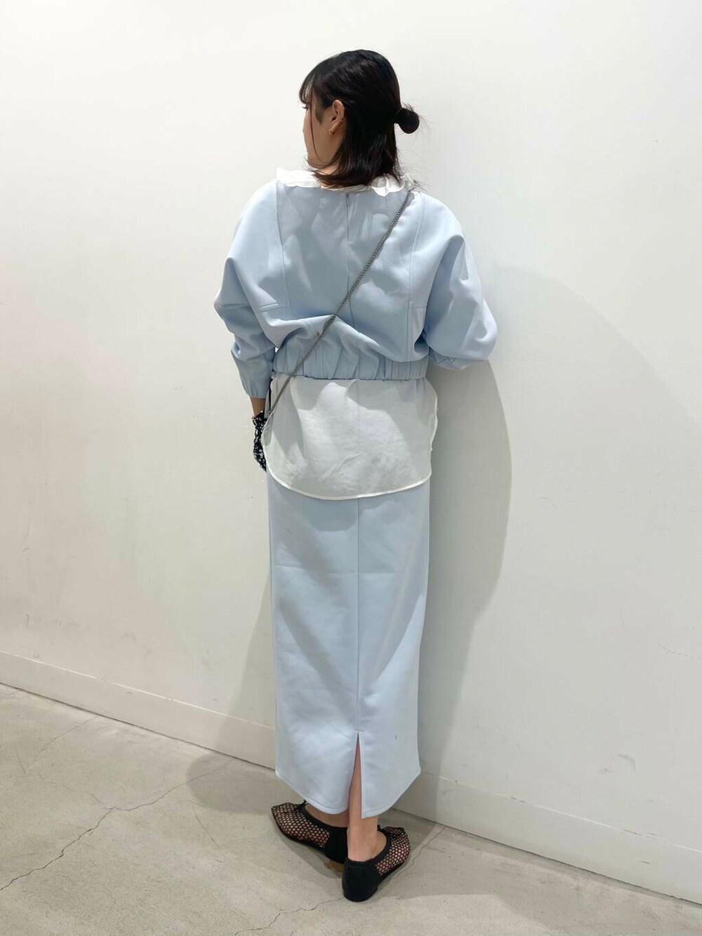 シルバー系のショルダーバッグ、ホワイト系のシャツ/ブラウス、ブラック系のバレエシューズを着用したレディースの春コーディネートの3枚目の写真