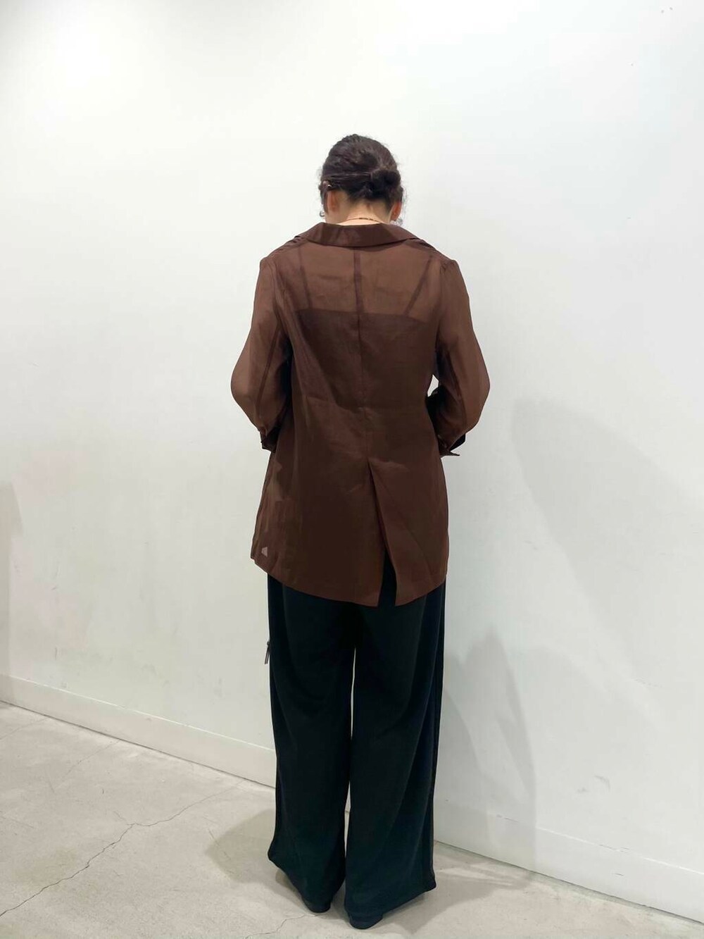 ブラック系のローファー、その他のその他パンツ、レッド系のボストンバッグを着用したレディースの秋コーディネートの3枚目の写真