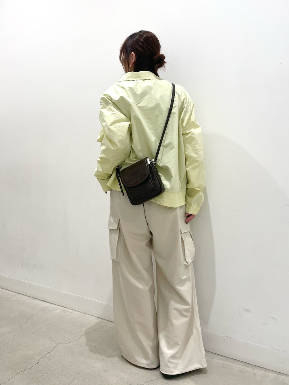 その他のバレエシューズ、ブラウン系のショルダーバッグ、ホワイト系のカーゴパンツを着用したレディースの春コーディネートの3枚目の写真