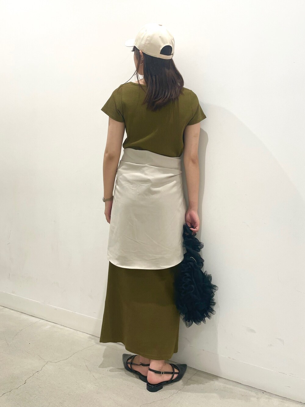 ブラック系のその他シューズ、ベージュ系のシャツ/ブラウス、ブラック系のハンドバッグを着用したレディースの秋コーディネートの3枚目の写真