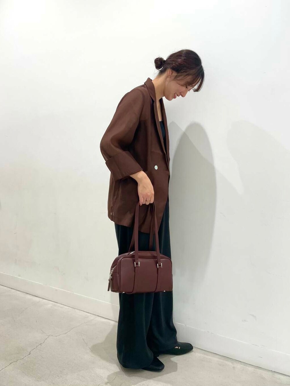 ブラック系のローファー、その他のその他パンツ、レッド系のボストンバッグを着用したレディースの秋コーディネートの2枚目の写真