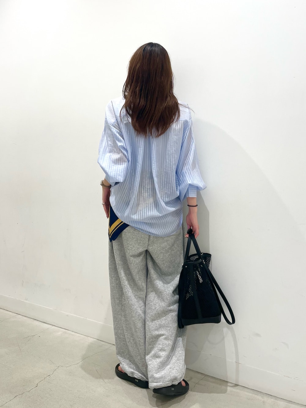 ブラック系のトートバッグ、ブルー系のシャツ/ブラウス、ブルー系のバンダナ/スカーフを着用したレディースの夏コーディネートの3枚目の写真