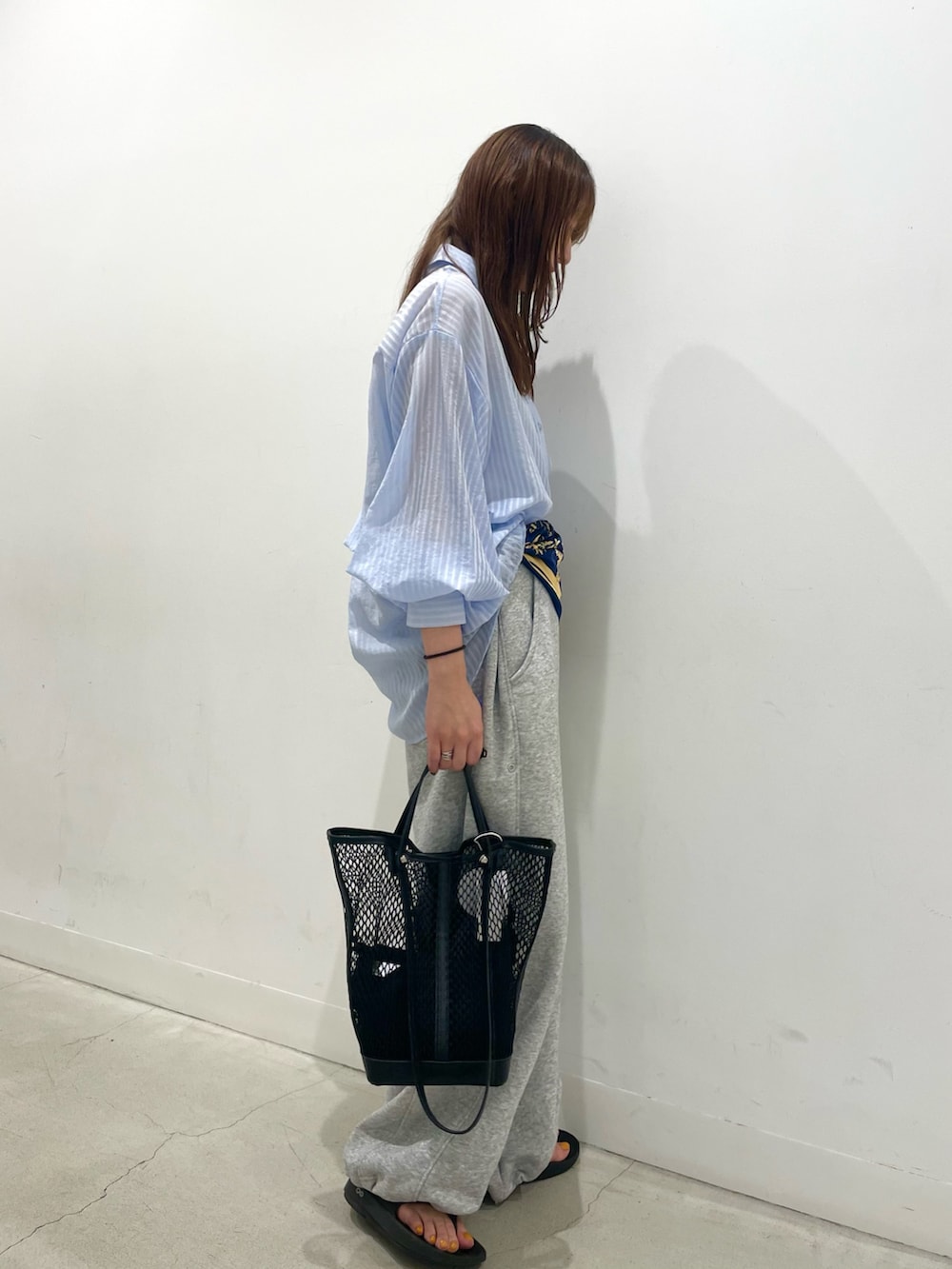 ブラック系のトートバッグ、ブルー系のシャツ/ブラウス、ブルー系のバンダナ/スカーフを着用したレディースの夏コーディネートの2枚目の写真