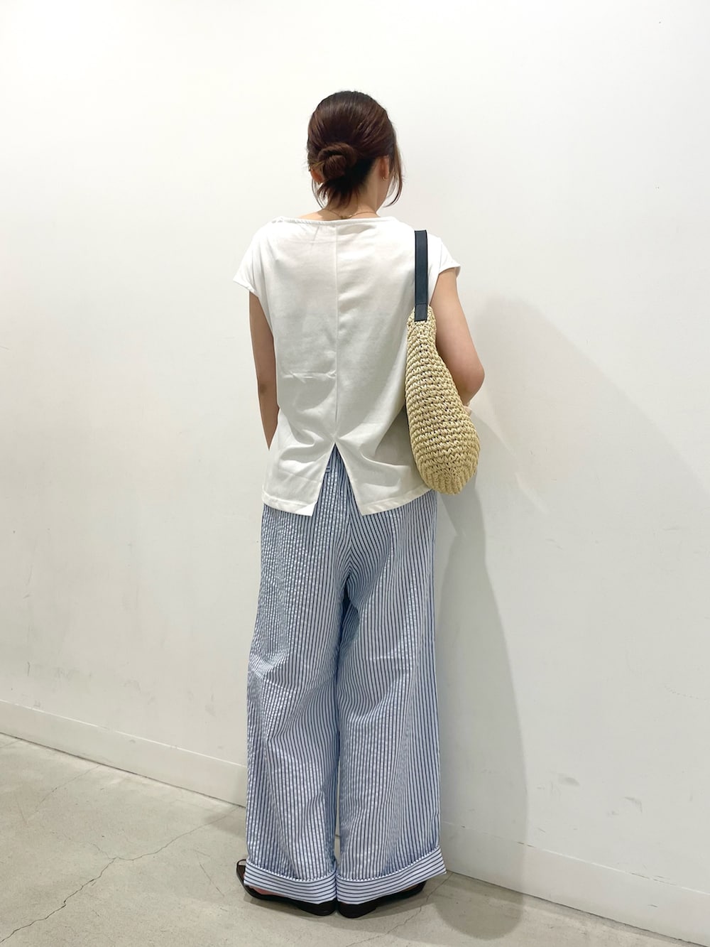 ブラウン系のサンダル、ベージュ系のトートバッグ、ブルー系のその他パンツを着用したレディースの夏コーディネートの3枚目の写真
