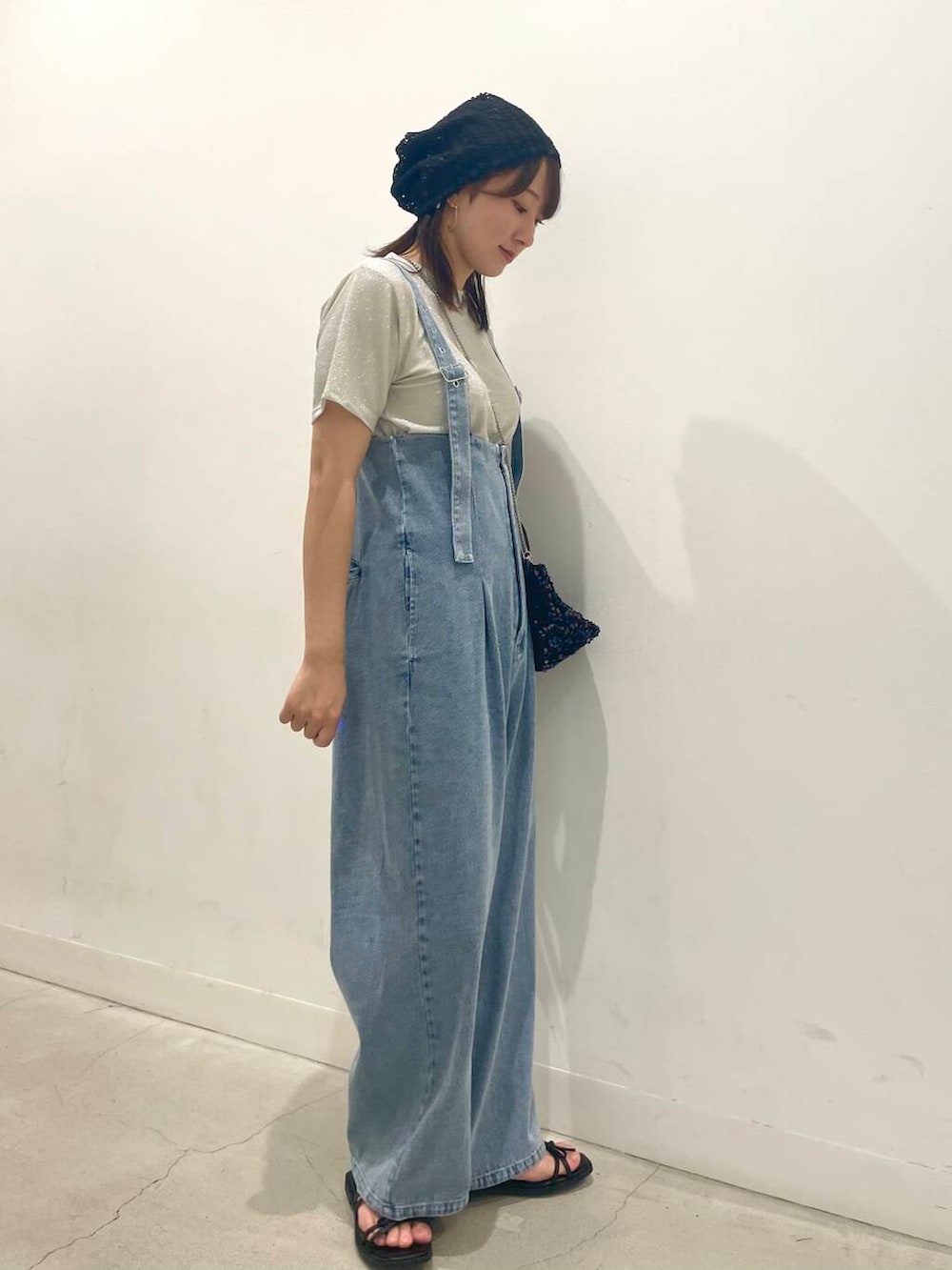 ブラック系のショルダーバッグ、シルバー系のTシャツ/カットソー、ブルー系のサロペット/オーバーオールを着用したレディースの夏コーディネートの2枚目の写真