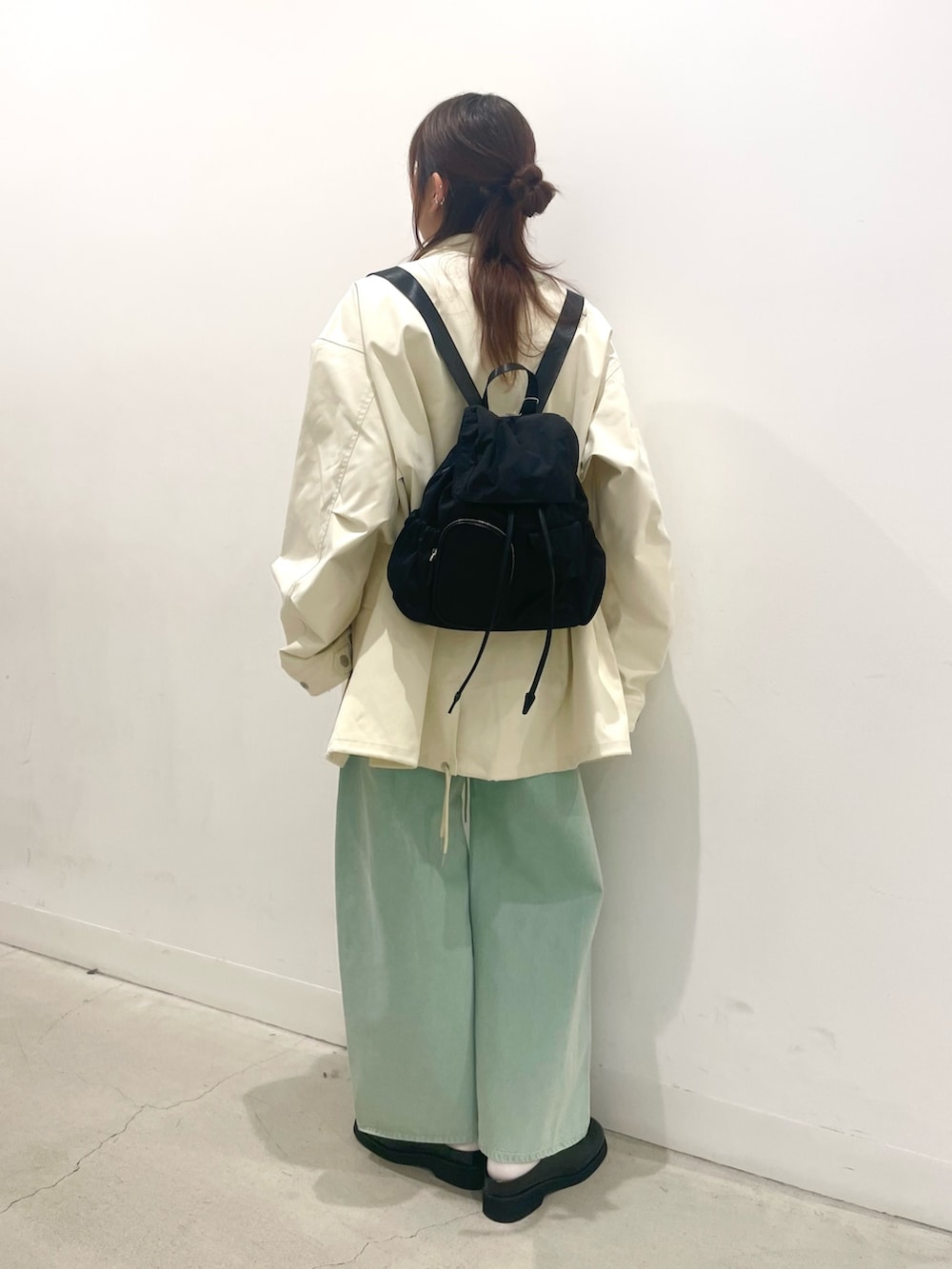 ブラック系のサンダル、グリーン系のデニムパンツ、ホワイト系のTシャツ/カットソーを着用したレディースの春コーディネートの4枚目の写真