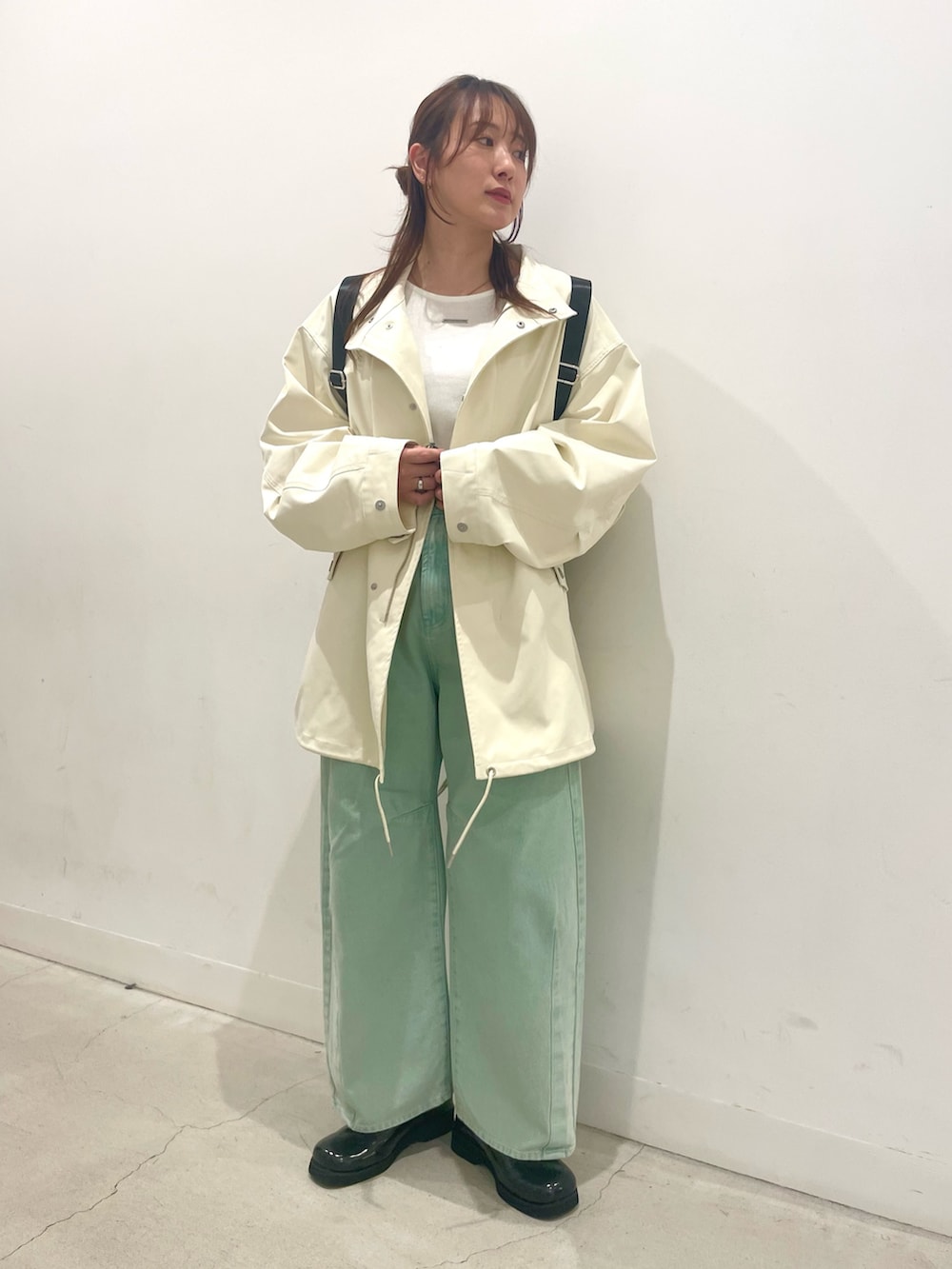 ブラック系のサンダル、グリーン系のデニムパンツ、ホワイト系のTシャツ/カットソーを着用したレディースの春コーディネートの2枚目の写真