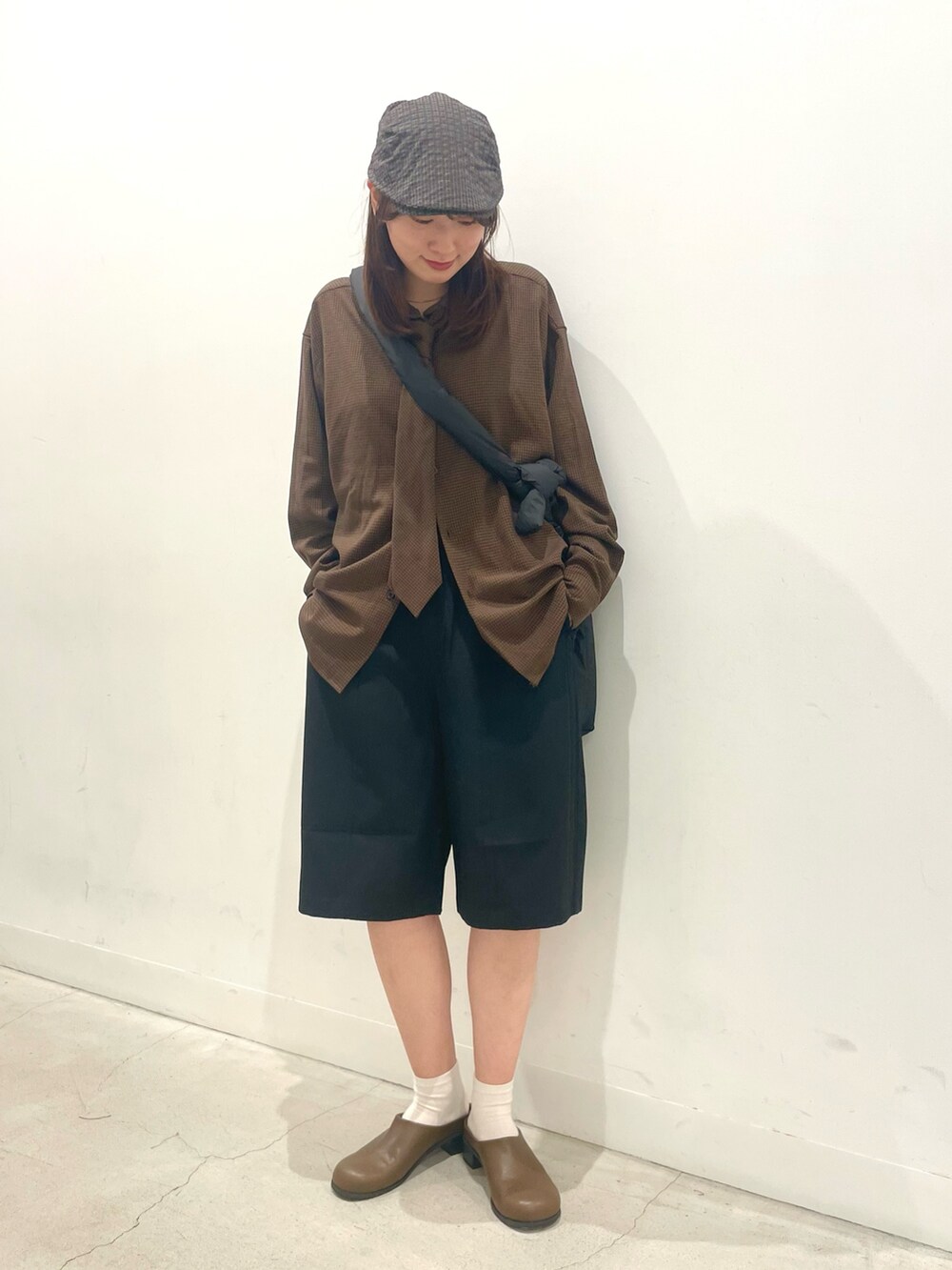 ブラウン系のシャツ/ブラウス、ブラック系のその他パンツ、ブラック系のショルダーバッグを着用したレディースの秋コーディネートの2枚目の写真