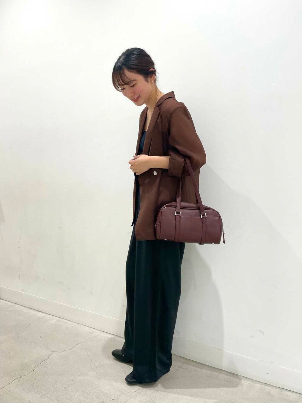 ブラック系のローファー、その他のその他パンツ、レッド系のボストンバッグを着用したレディースの秋コーディネートの4枚目の写真