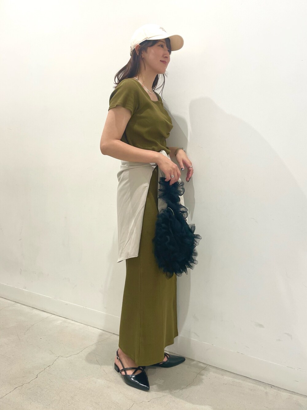 ブラック系のその他シューズ、ベージュ系のシャツ/ブラウス、ブラック系のハンドバッグを着用したレディースの秋コーディネートの2枚目の写真