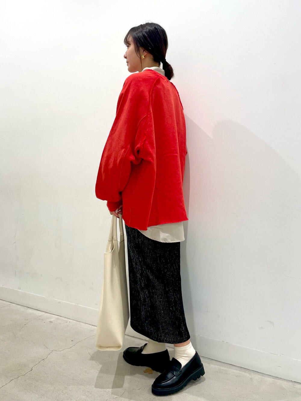 ベージュ系のシャツ/ブラウス、レッド系のTシャツ/カットソー、ブラック系のスカートを着用したレディースの秋コーディネートの2枚目の写真