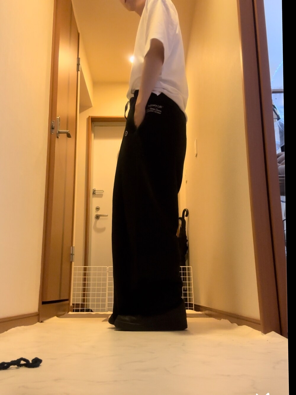 ホワイト系のTシャツ/カットソー、ブラック系のスウェットパンツ、ブラック系のスニーカーを着用したメンズの秋コーディネートの2枚目の写真