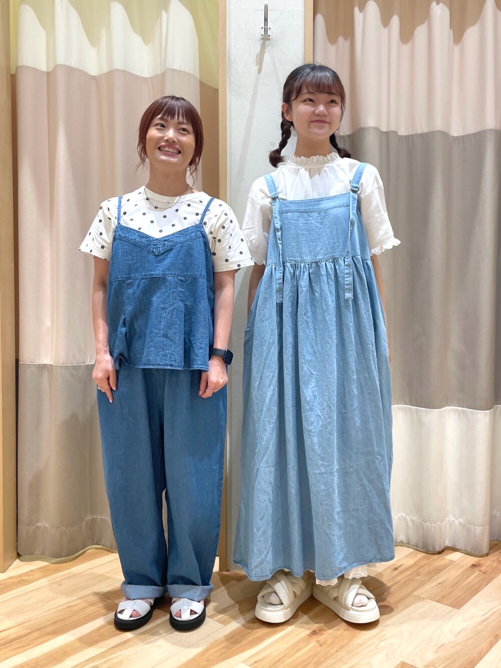 ホワイト系のTシャツ/カットソー、ブルー系のベスト、ブルー系のその他パンツを着用したレディースの夏コーディネートの2枚目の写真