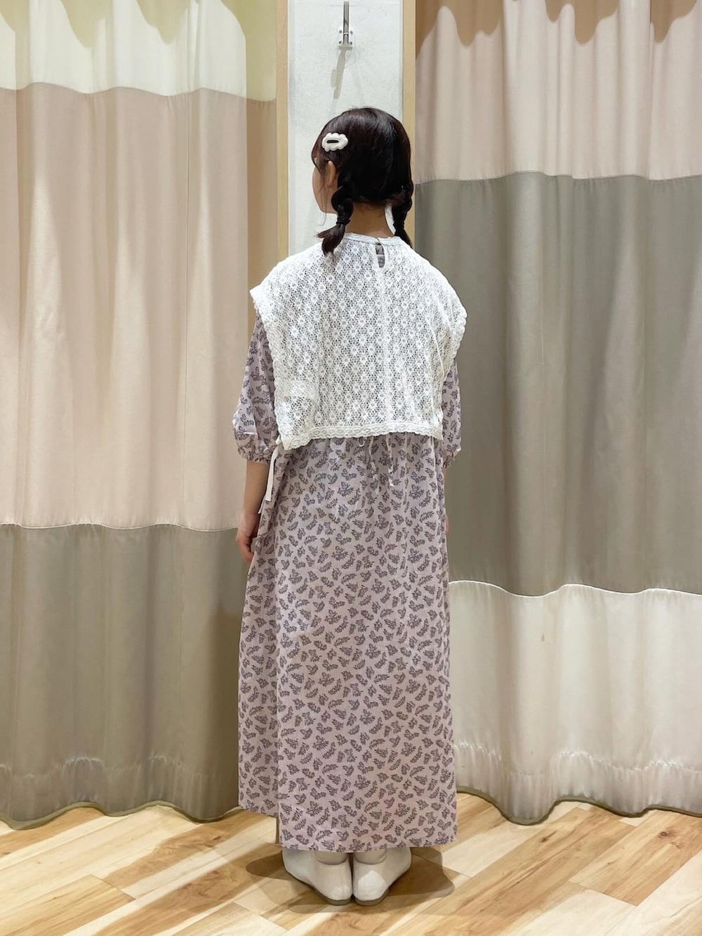 ホワイト系のワンピース、ピンク系のワンピース、ホワイト系のその他シューズを着用したレディースの春コーディネートの3枚目の写真