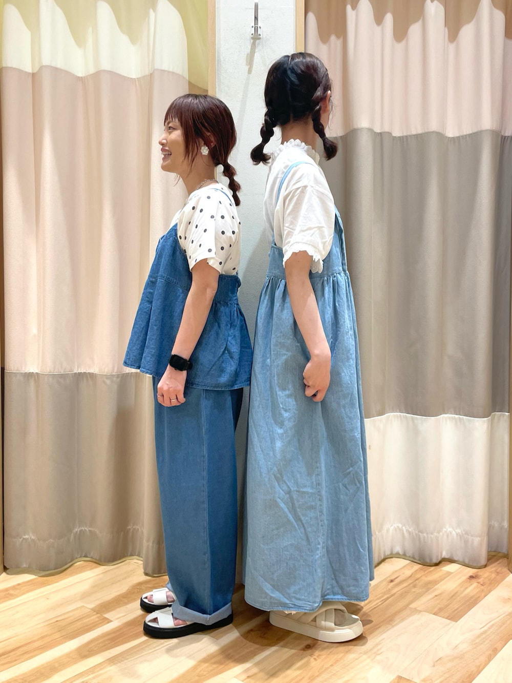 ホワイト系のTシャツ/カットソー、ブルー系のベスト、ブルー系のその他パンツを着用したレディースの夏コーディネートの3枚目の写真