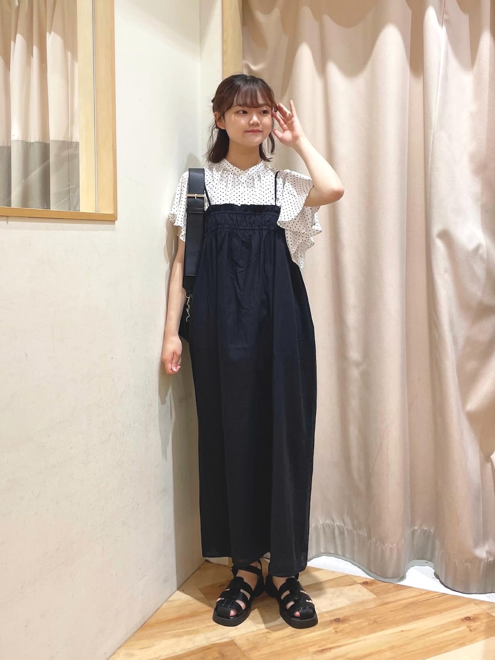 ホワイト系のシャツ/ブラウス、ブラック系のワンピース、ブラック系のハンドバッグを着用したレディースの春コーディネートの2枚目の写真