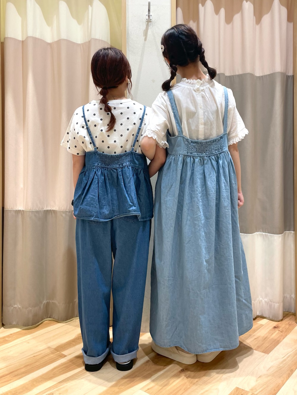 ホワイト系のTシャツ/カットソー、ブルー系のベスト、ブルー系のその他パンツを着用したレディースの夏コーディネートの5枚目の写真
