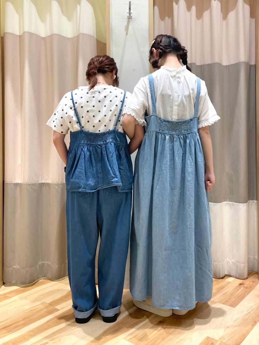 ホワイト系のTシャツ/カットソー、ブルー系のベスト、ブルー系のその他パンツを着用したレディースの夏コーディネートの4枚目の写真