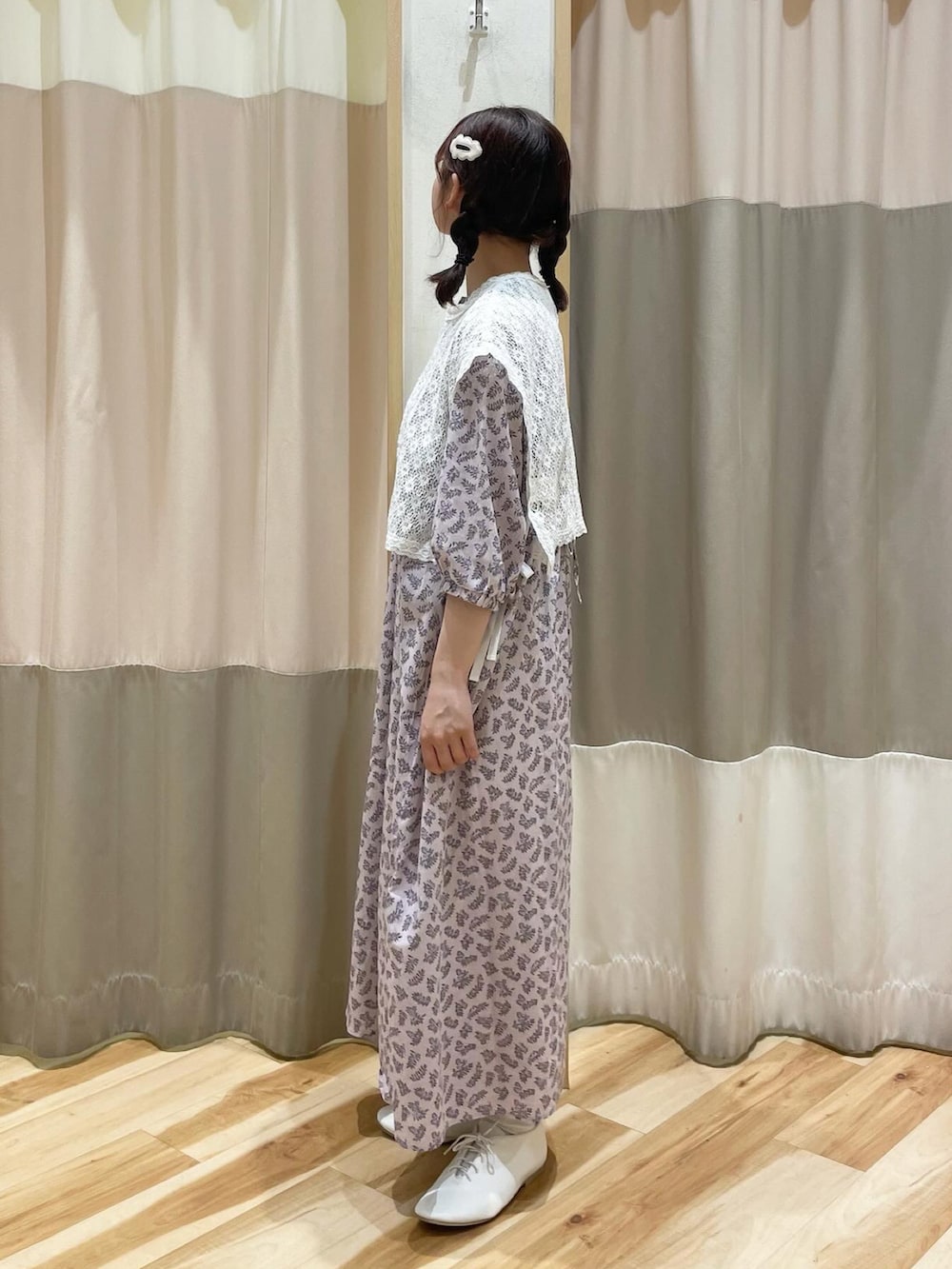 ホワイト系のワンピース、ピンク系のワンピース、ホワイト系のその他シューズを着用したレディースの春コーディネートの2枚目の写真