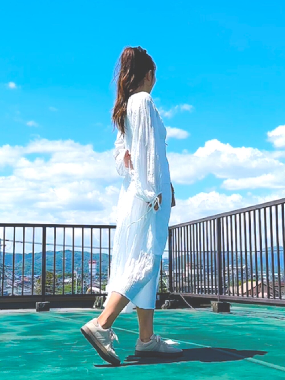「白ワンピース、ワンピース、きれいめカジュアル、春夏コーデ、大人コーデ、シンプル、おしゃれさんと繋がりたい、スニーカー」｜「hinariのワッシャーアシメティアードワンピ（ワンピース、ホワイト系）」を使った、ちゃくのぼーさん（レディース・164cm）の春コーディネートの2枚目の写真
