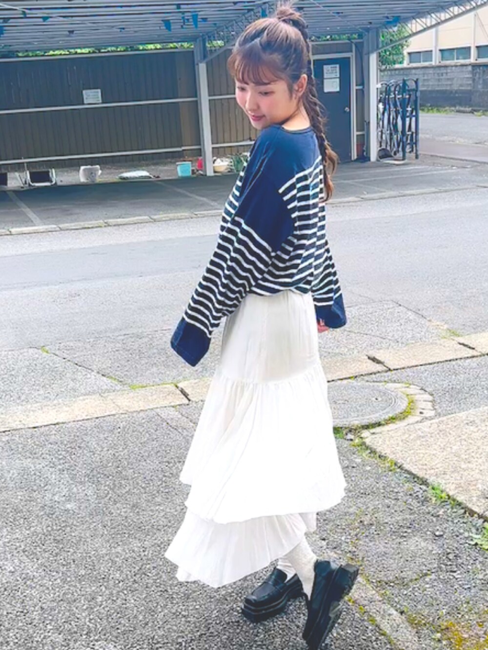 「春服コーデ、大人女子、オトナカワイイ、お洒落さんとつながりたい、大人カジュアル、モノトーン、お仕事コーデ、ボーダー、マリンコーデ」｜「OUTILのビッグシルエットのボーダーTシャツ（Tシャツ/カットソー、ブルー系）」を使った、ちゃくのぼーさん（レディース・164cm）の春コーディネートの2枚目の写真