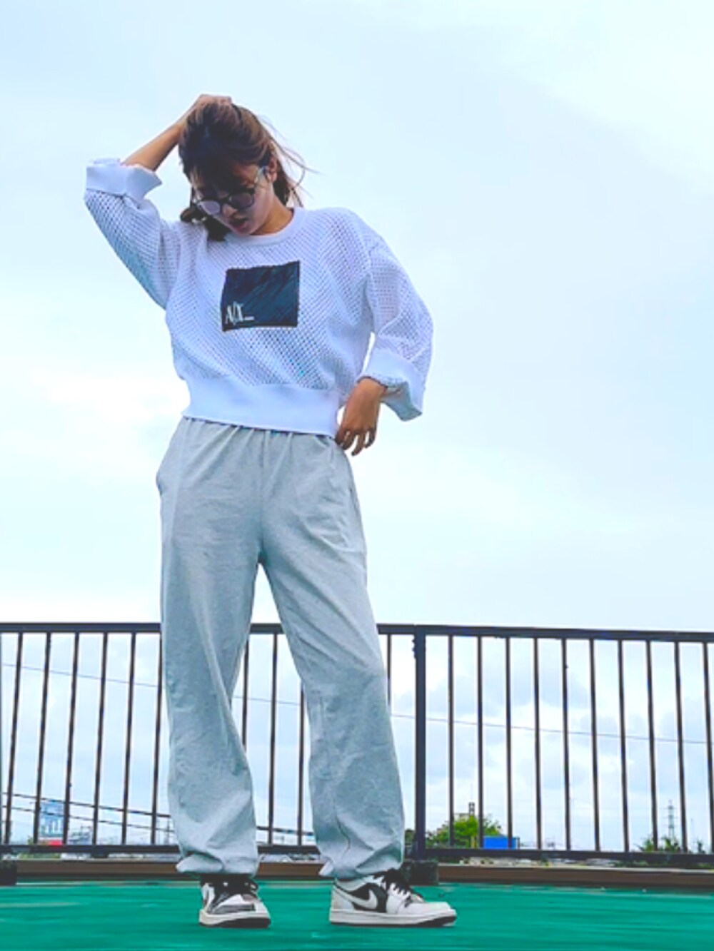 「初夏コーデ、大人かわいい、ゆったりコーデ、スニーカー女子」｜「ARMANI EXCHANGEのアイテム（ニット/セーター、ホワイト系）」を使った、ちゃくのぼーさん（レディース・164cm）の春コーディネートの2枚目の写真