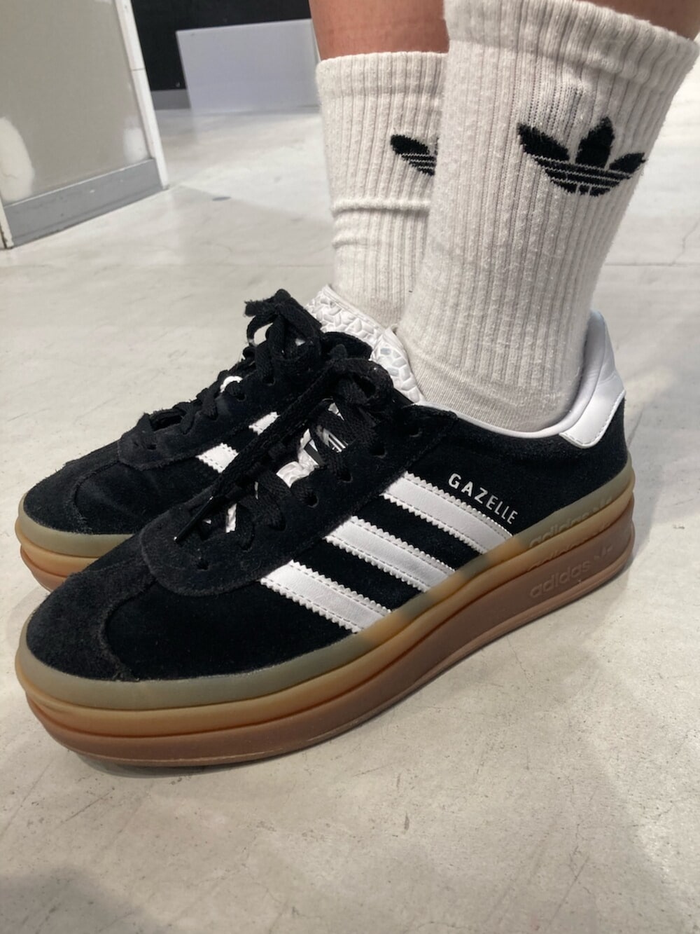 「スニーカー、ワンピース、adidas、アディダス、ショルダーバック、adidas originals、アディダスオリジナルス、ガゼル、ポロワンピース、ガゼルボールド」｜「adidasのニット ポロワンピース / アディダスオリジナルス adidas Originals（ワンピース、ブルー系）」を使った、MYさん（レディース・154cm）の春コーディネートの2枚目の写真