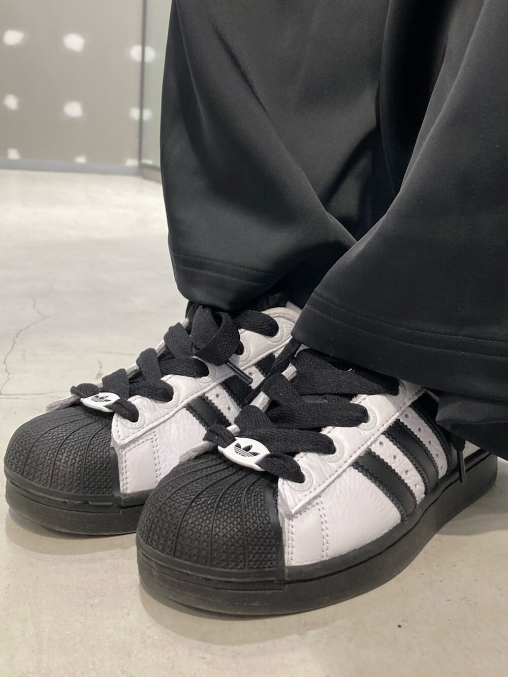 「スニーカー、adidas、ジャージ、トラックパンツ、adidas originals、クロップドトップス、長袖Tシャツ、スーパースター、サテン、アディカラー」｜「adidasのアディカラー スリーストライプス 長袖クロップTシャツ / ロンT / アディダスオリジナルス adidas Originals（Tシャツ/カットソー、ブラック系）」を使った、MYさん（レディース・154cm）の春コーディネートの2枚目の写真