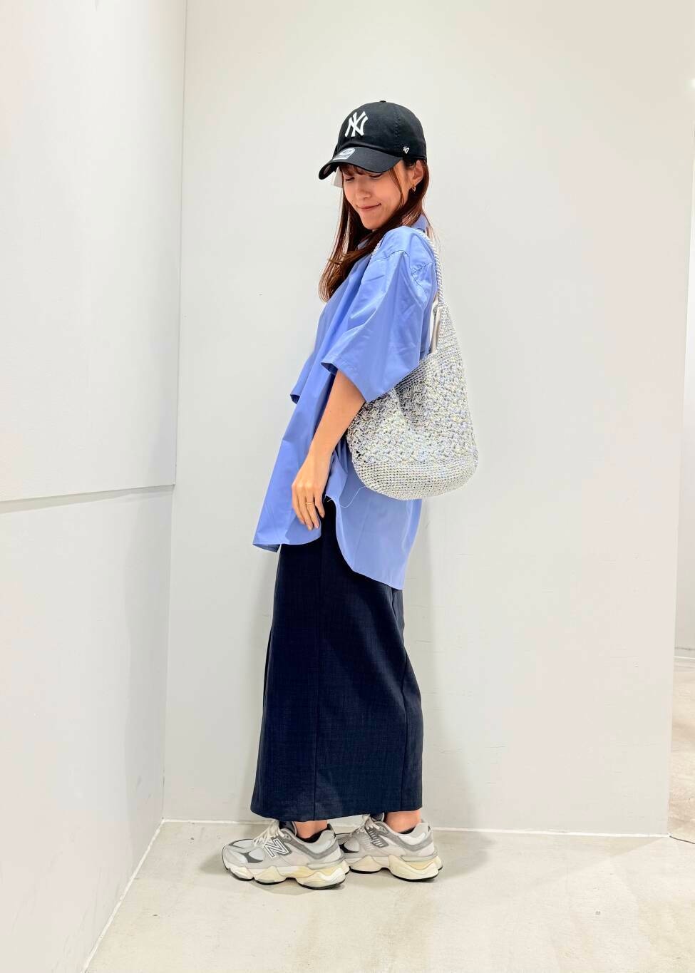「シャツ、スカート、サンダル、キャップ、帽子、夏コーデ、休日スタイル、低身長コーデ、ゆったり、ユニセックス、senceofplace、カラーシャツ、こなれ感、イエベ、イエベ春」|「SENSE OF PLACE by URBAN RESEARCHのメタリックヤーンバッグ(ハンドバッグ、シルバー系)」を使った、mzkitty6637さん(レディース・155cm)の春コーディネートの3枚目の写真