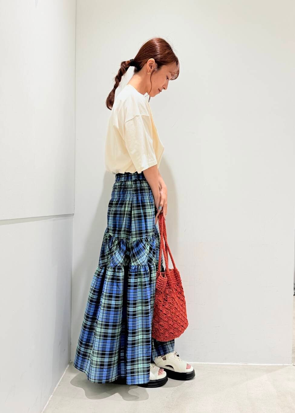 「大人カジュアル、チェック、スカート、サンダル、夏コーデ、半袖、休日スタイル、ゆったり、ユニセックス、senceofplace、イエベ、イエベ春、ゆったりスカート、ウエストがゴム、初夏のお出掛けコーデ」｜「SENSE OF PLACE by URBAN RESEARCHのボリュームソールドロストスポーツサンダル（サンダル、ホワイト系）」を使った、mzkitty6637さん（レディース・155cm）の夏コーディネートの2枚目の写真